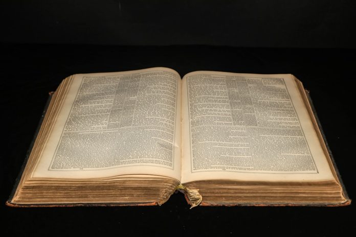 Cum folosesc istoricii Inteligența Artificială pentru a descifra manuscrise antice arse.