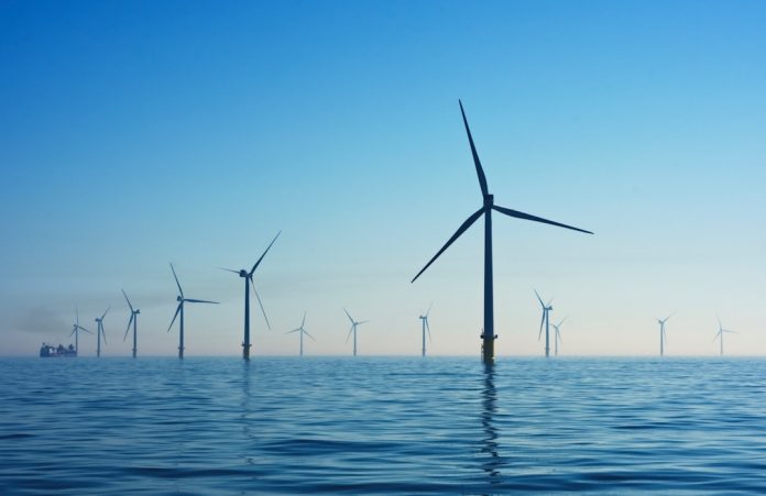 Energia eoliană offshore: Cum turbinele gigantice din largul mării schimbă harta energiei.