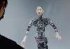 Exoscheletele robotice: Cum pot ajuta persoanele cu paralizie să meargă din nou.