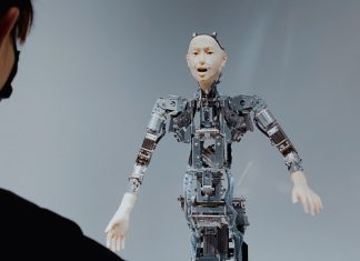 Exoscheletele robotice: Cum pot ajuta persoanele cu paralizie să meargă din nou.
