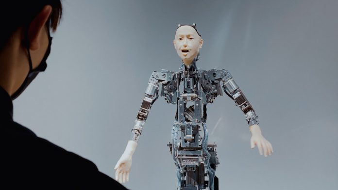 Exoscheletele robotice: Cum pot ajuta persoanele cu paralizie să meargă din nou.