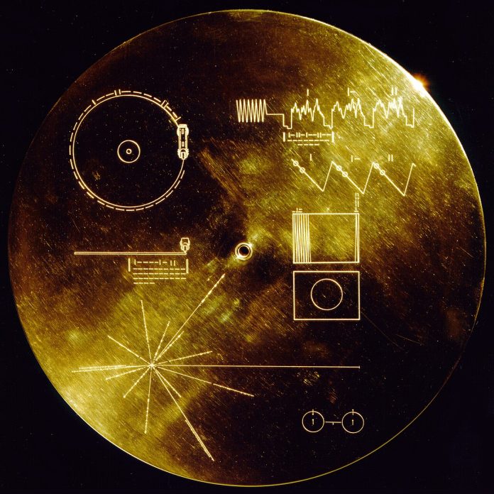 By NASA/JPL - The Sounds of Earth Record Cover Discul de aur