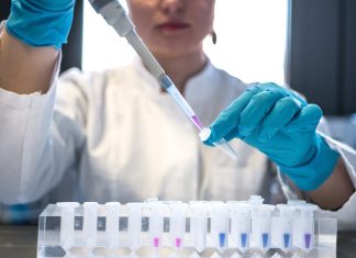 Biohacking: Oamenii care își modifică propriul corp în laboratoare improvizate.