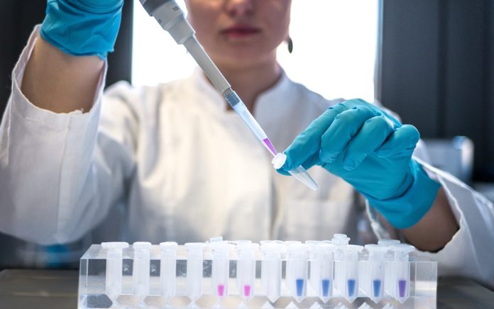 Biohacking: Oamenii care își modifică propriul corp în laboratoare improvizate.