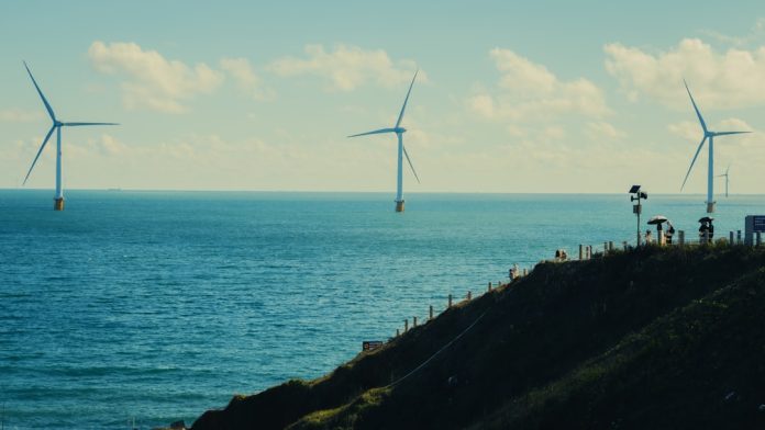 Energia mareomotrică și a valurilor: Cum putem transforma oceanele în centrale electrice.