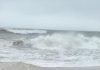 O epavă misterioasă dezvăluită de furtună pe plaja din Nantucket