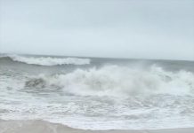 O epavă misterioasă dezvăluită de furtună pe plaja din Nantucket