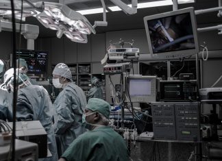 Realitatea Augmentată (AR) în medicină: Cum ghidează hologramele chirurgii.
