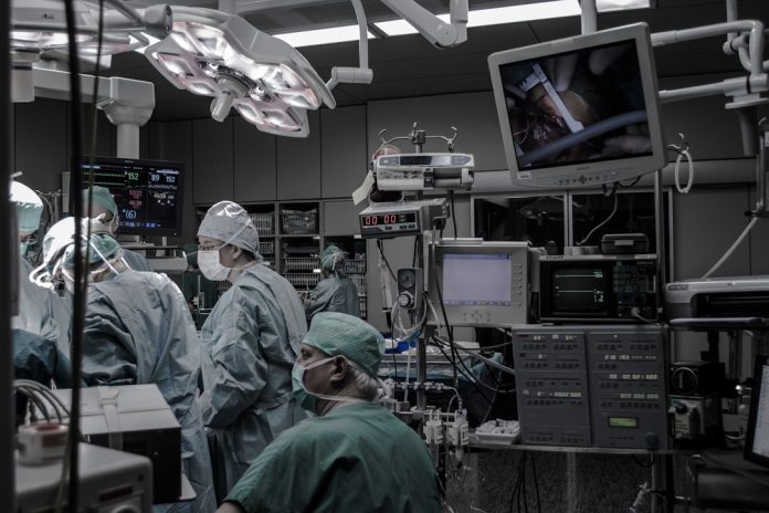 Realitatea Augmentată (AR) în medicină: Cum ghidează hologramele chirurgii.