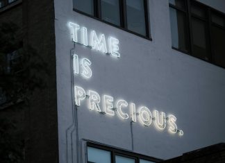Timpul este o iluzie? Ce ne spune fizica modernă despre curgerea clipelor.