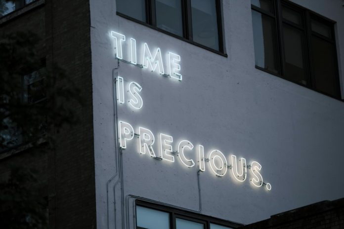 Timpul este o iluzie? Ce ne spune fizica modernă despre curgerea clipelor.